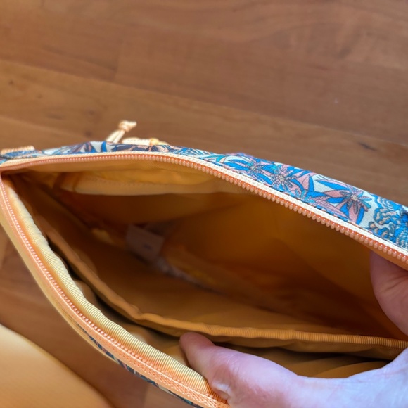 Patagonia Atom Sling Bag 8L in Saffron Yellow - Picture 6 of 11